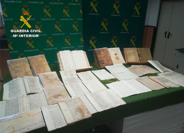 La Guardia Civil recupera siete libros y una veintena de legajos con documentos históricos de la Región de Murcia, Foto 2