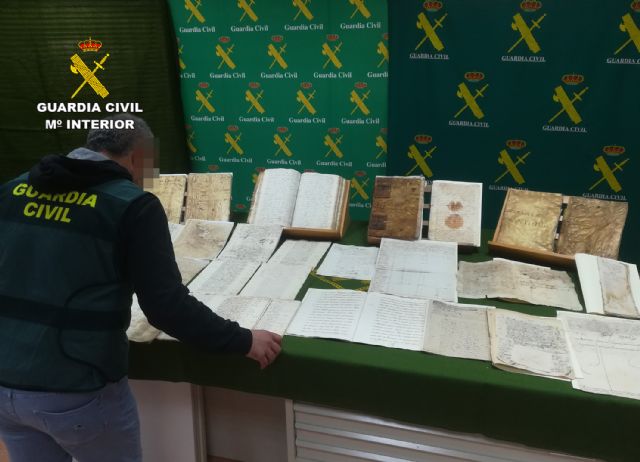 La Guardia Civil recupera siete libros y una veintena de legajos con documentos históricos de la Región de Murcia, Foto 3