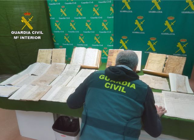 La Guardia Civil recupera siete libros y una veintena de legajos con documentos históricos de la Región de Murcia, Foto 4