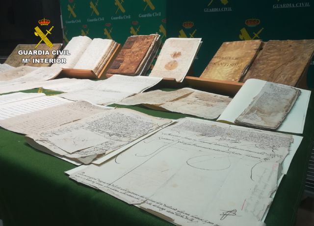La Guardia Civil recupera siete libros y una veintena de legajos con documentos históricos de la Región de Murcia, Foto 5