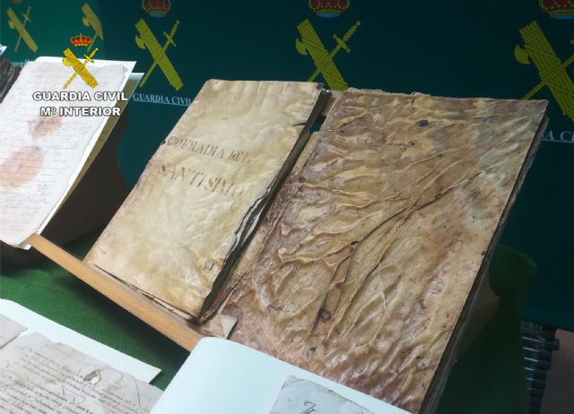 La Guardia Civil recupera siete libros y una veintena de legajos con documentos históricos de la Región de Murcia, Foto 6