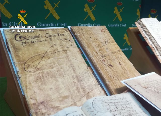 La Guardia Civil recupera siete libros y una veintena de legajos con documentos históricos de la Región de Murcia, Foto 7