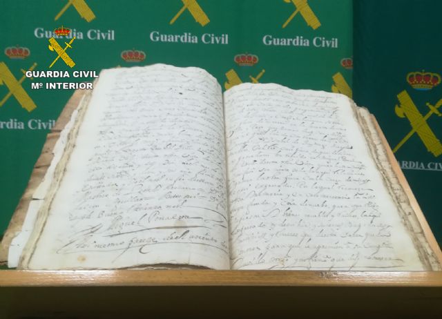 La Guardia Civil recupera siete libros y una veintena de legajos con documentos históricos de la Región de Murcia, Foto 9