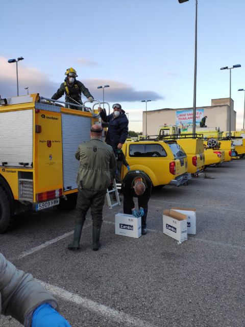 Un dispositivo especial formado por 30 vehículos y 55 efectivos de la Brigada Forestal de la UDIF lleva a cabo, hoy jueves 2 de abril, labores de limpieza y desinfección en zonas sensibles de Molina de Segura para prevenir expansión del COVID-19 - 1, Foto 1