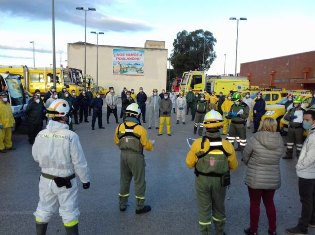 Un dispositivo especial formado por 30 vehículos y 55 efectivos de la Brigada Forestal de la UDIF lleva a cabo, hoy jueves 2 de abril, labores de limpieza y desinfección en zonas sensibles de Molina de Segura para prevenir expansión del COVID-19 - 2, Foto 2