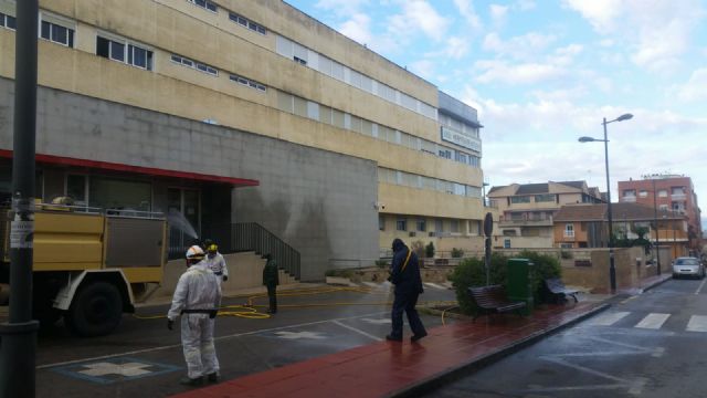Un dispositivo especial formado por 30 vehículos y 55 efectivos de la Brigada Forestal de la UDIF lleva a cabo, hoy jueves 2 de abril, labores de limpieza y desinfección en zonas sensibles de Molina de Segura para prevenir expansión del COVID-19 - 3, Foto 3