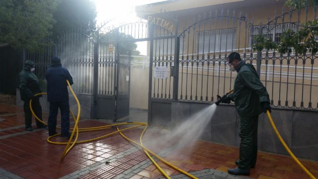 Un dispositivo especial formado por 30 vehículos y 55 efectivos de la Brigada Forestal de la UDIF lleva a cabo, hoy jueves 2 de abril, labores de limpieza y desinfección en zonas sensibles de Molina de Segura para prevenir expansión del COVID-19 - 4, Foto 4