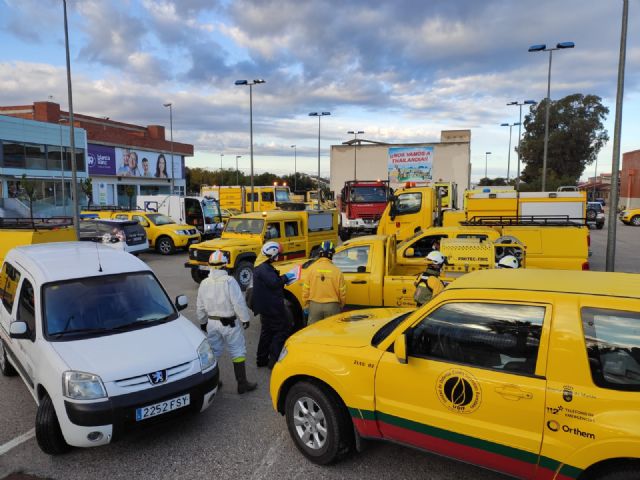 Un dispositivo especial formado por 30 vehículos y 55 efectivos de la Brigada Forestal de la UDIF lleva a cabo, hoy jueves 2 de abril, labores de limpieza y desinfección en zonas sensibles de Molina de Segura para prevenir expansión del COVID-19 - 5, Foto 5