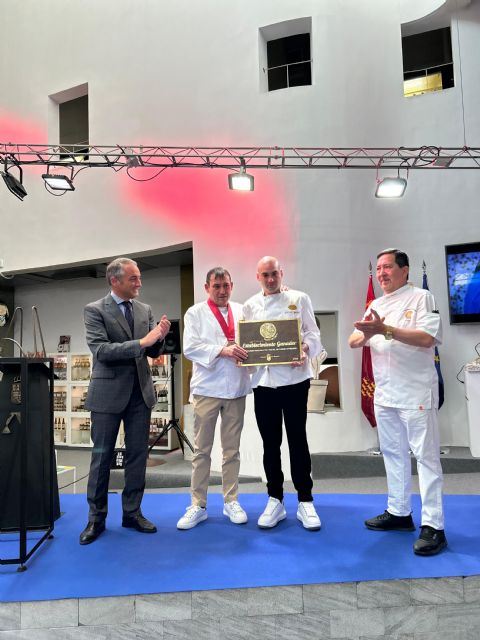 José Antonio Jiménez de la confitería Jiménez de Puente Tocinos, ganador del VI Concurso Regional del Pastel de Carne Artesano - 1, Foto 1