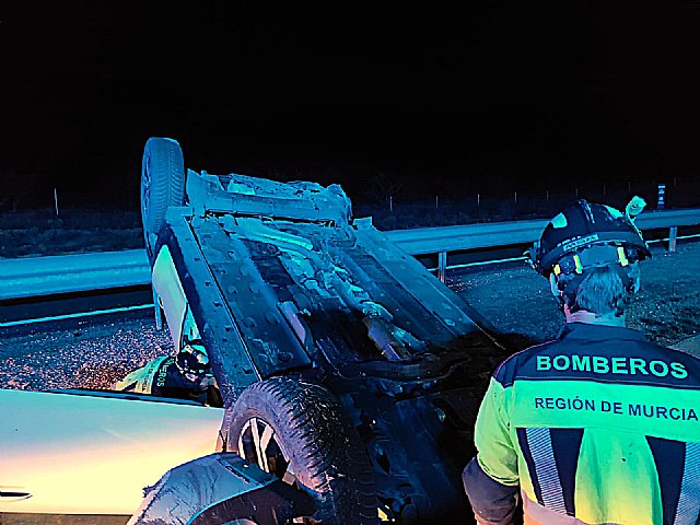 Servicios de emergencia liberan y trasladan al hospital a un conductor gravemente herido al colisionar turismo y camión en la A-33, Jumilla - 1, Foto 1