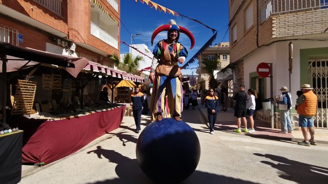 Música, acrobacias y un gigante inauguran el gran Mercado Medieval de Los Alcázares - 3, Foto 3