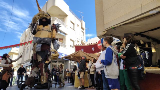 Música, acrobacias y un gigante inauguran el gran Mercado Medieval de Los Alcázares - 4, Foto 4