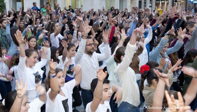 Música y coreografías en la calle conmemoraron la fiesta de la danza en Cartagena - 1, Foto 1
