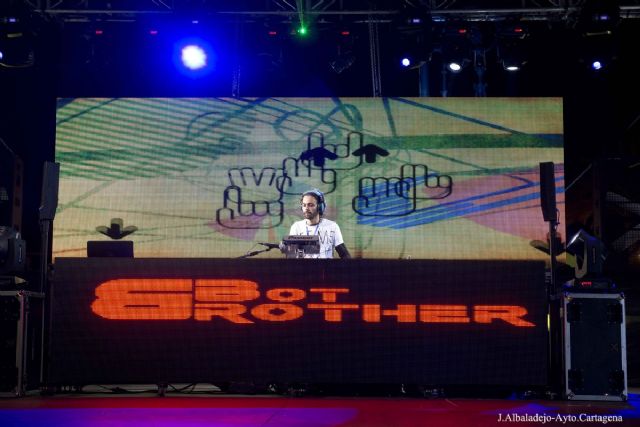 La explanada del puerto saltó y vibró a ritmo del II Festival Weekend DJ - 2, Foto 2