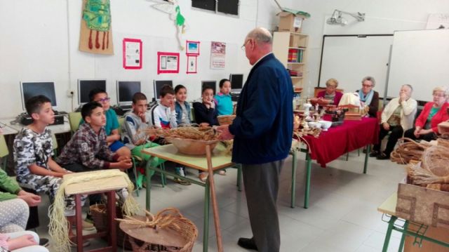 El teatro y las tradiciones unen a mayores y pequeños por el Día Europeo de la Solidaridad Intergeneracional - 1, Foto 1