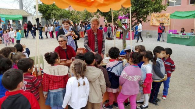 El teatro y las tradiciones unen a mayores y pequeños por el Día Europeo de la Solidaridad Intergeneracional - 2, Foto 2