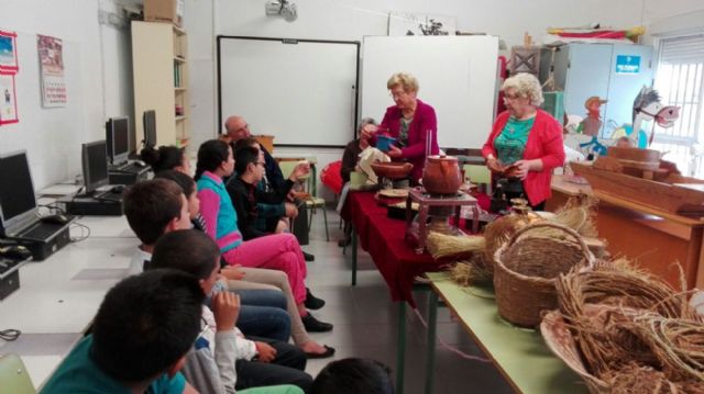 El teatro y las tradiciones unen a mayores y pequeños por el Día Europeo de la Solidaridad Intergeneracional - 4, Foto 4