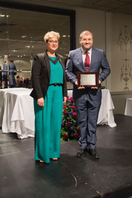 Coral Discantus recibe el reconocimieno de la Cofradía del Santísimo Cristo del Perdón - 1, Foto 1