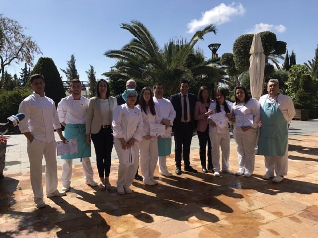 18 jóvenes en paro de Torre Pacheco completan un programa de la Comunidad que les capacita para trabajar en el sector de la hostelería - 1, Foto 1