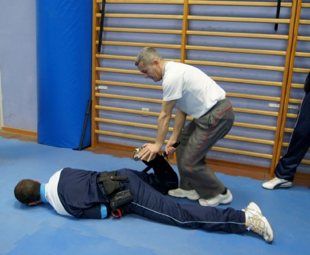 La ESPAC comienza este martes la segunda edicion del curso Defensa extensible y manejo de grilletes para policias locales - 1, Foto 1