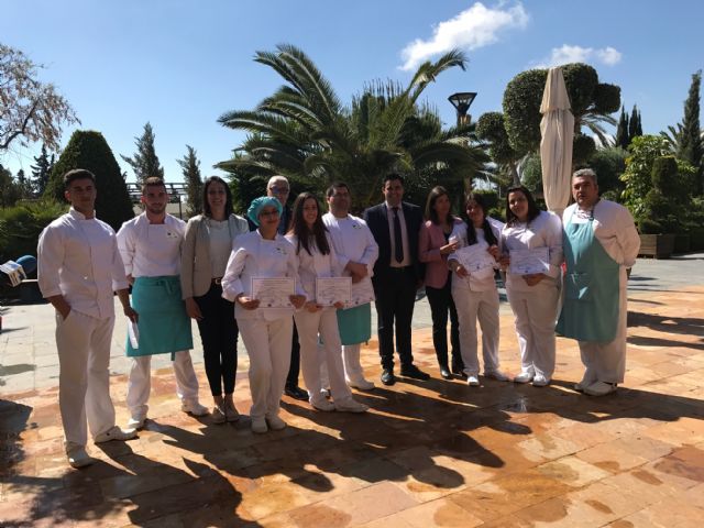 18 jóvenes de Torre-Pacheco beneficiarios de Garantía Juvenil, consiguen un certificado de profesionalidad en operaciones básicas de cocina y de pastelería - 1, Foto 1