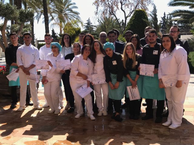 18 jóvenes de Torre-Pacheco beneficiarios de Garantía Juvenil, consiguen un certificado de profesionalidad en operaciones básicas de cocina y de pastelería - 2, Foto 2