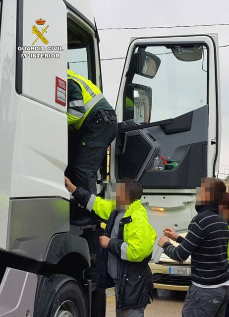 La Guardia Civil rescata al conductor de un vehículo articulado tras sufrir una enfermedad súbita al volante, Foto 1