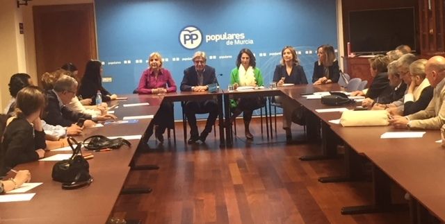 La diputada nacional del PP, Isabel Borrego, traslada a distintas asociaciones de la región el gasto social que contemplan los PGE - 1, Foto 1