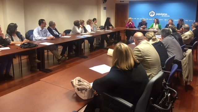 La diputada nacional del PP, Isabel Borrego, traslada a distintas asociaciones de la región el gasto social que contemplan los PGE - 2, Foto 2