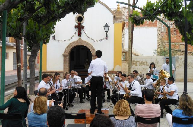 Las fiestas del barrio de La Cruz disfrutan de un concierto de la banda de música - 1, Foto 1