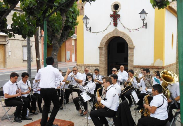 Las fiestas del barrio de La Cruz disfrutan de un concierto de la banda de música - 3, Foto 3