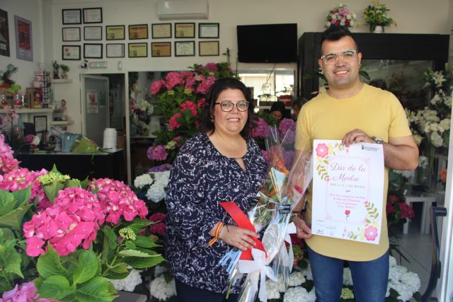 Los comercios de San Pedro del Pinatar reparten más de 3.000 rosas por el Día de la Madre - 2, Foto 2