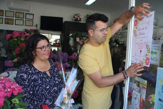 Los comercios de San Pedro del Pinatar reparten más de 3.000 rosas por el Día de la Madre - 3, Foto 3