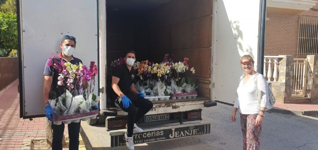 Flores para las mujeres de la residencia de mayores Virgen de la Salud por el Día de la Madre - 2, Foto 2