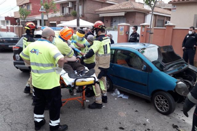 Bomberos auxilian a un conductor de 72 años tras sufrir un accidente en Urbanización Mediterráneo - 1, Foto 1