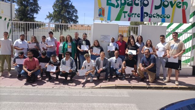Los alumnos-trabajadores del programa mixto de empleo y formación-garantía juvenil “Luciérnaga” reciben sus diplomas - 1, Foto 1