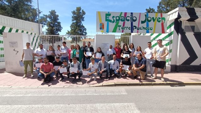 Los alumnos-trabajadores del programa mixto de empleo y formación-garantía juvenil “Luciérnaga” reciben sus diplomas - 2, Foto 2