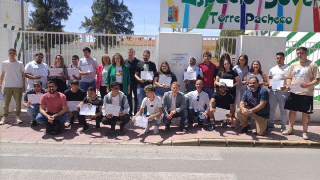 Los alumnos-trabajadores del programa mixto de empleo y formación-garantía juvenil “Luciérnaga” reciben sus diplomas - 3, Foto 3