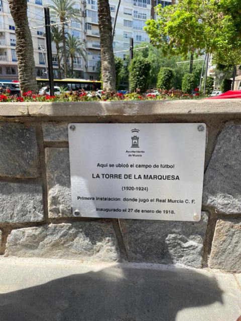 Una placa en la Plaza Circular conmemora el lugar donde se ubicaba el primer campo de fútbol del Real Murcia - 2, Foto 2