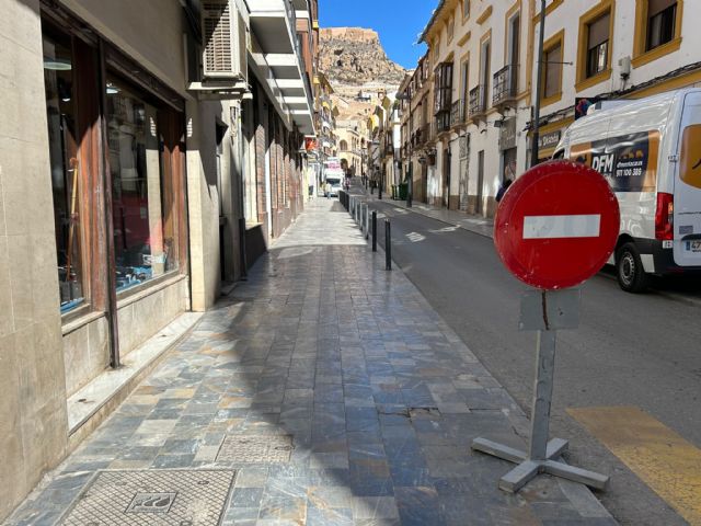 El PSOE de Lorca pide al Ayuntamiento de Lorca que refuerce la seguridad en la calle Álamo debido al cambio en el sentido de circulación debido a las obras - 1, Foto 1