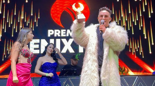 Stiven Saxo DJ gana el premio a Mejor DJ 2025 en los Premios Fénix Reconocido por su fusión única de Tech House Latino y saxofón en vivo - 1, Foto 1