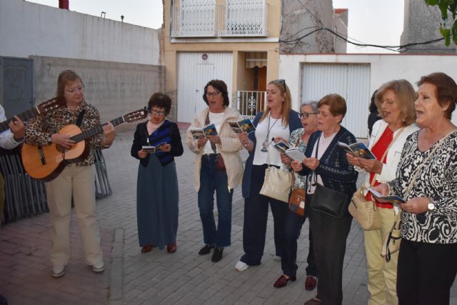 La campana de auroros Virgen del Rosario canta los Mayos para iniciar las fiestas del barrio de La Cruz - 1, Foto 1