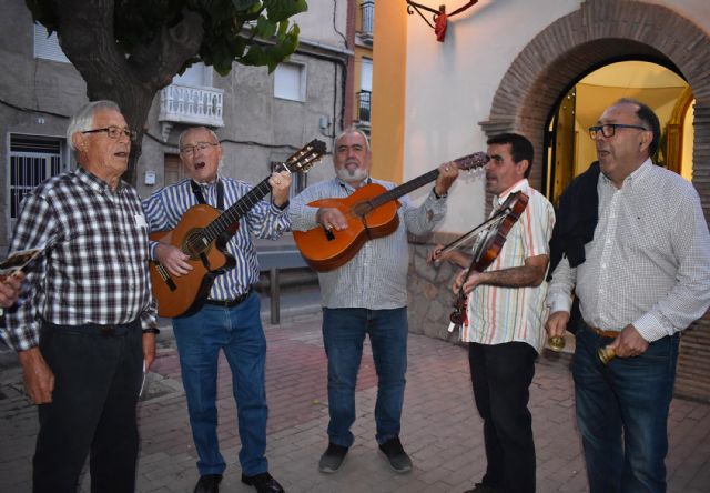 La campana de auroros Virgen del Rosario canta los Mayos para iniciar las fiestas del barrio de La Cruz - 2, Foto 2
