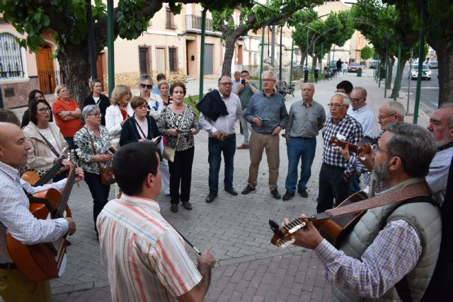 La campana de auroros Virgen del Rosario canta los Mayos para iniciar las fiestas del barrio de La Cruz - 5, Foto 5
