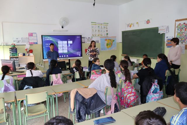 Kevin Mancojo muestra la diversidad en las aulas por el Día contra el Acoso Escolar - 1, Foto 1