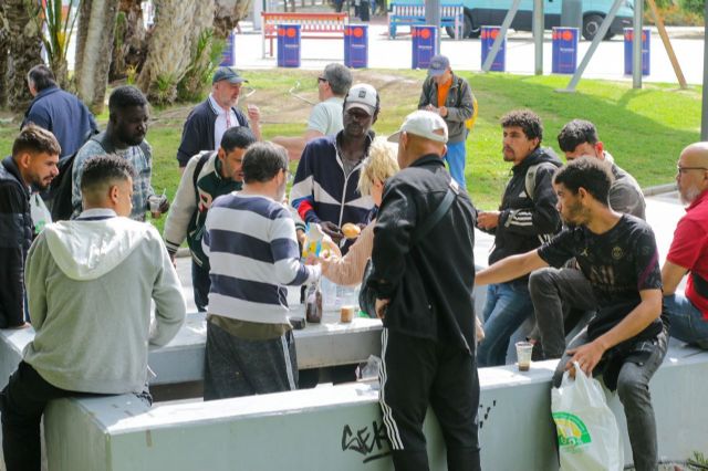 José Luis Álvarez-Castellanos (IUVRM) visita la Asociación Abeto y apoya la movilización por las personas sin hogar en Murcia - 2, Foto 2