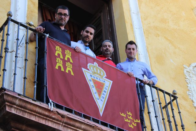 El ayuntamiento de Cehegín coloca una bandera del Real Murcia en apoyo para su ascenso - 1, Foto 1