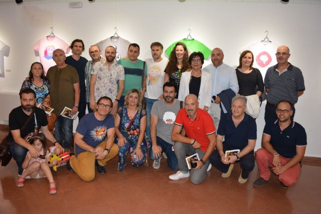 La edil de Cultura inaugura la primera exposición de Artistas en Camiseta - 1, Foto 1