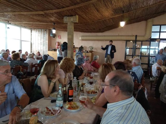 El presidente de la Comunidad acompaña a los mayores del Centro Social de la Arboleja en la comida de su semana cultural - 1, Foto 1