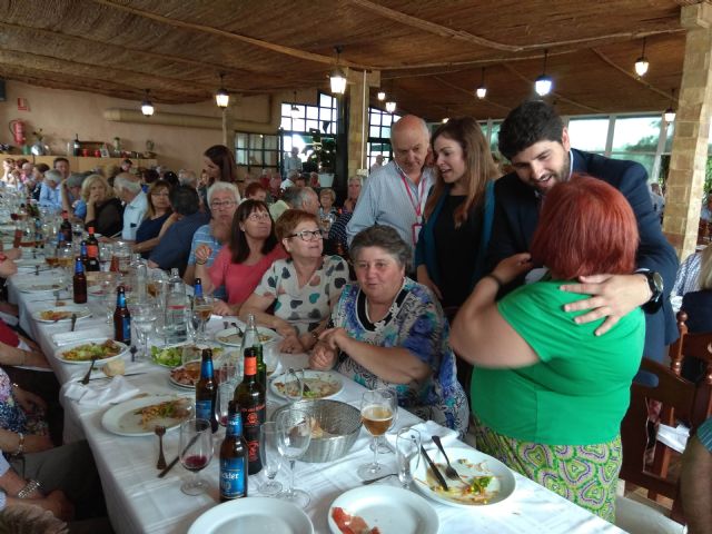 El presidente de la Comunidad acompaña a los mayores del Centro Social de la Arboleja en la comida de su semana cultural - 2, Foto 2